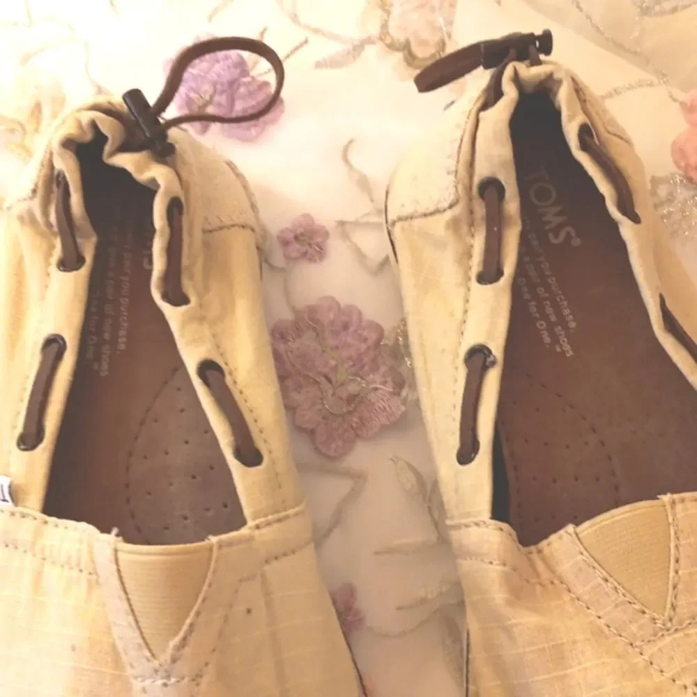 NEW. TOMS Cream Slip-On Shoes - Picture 3 of 8